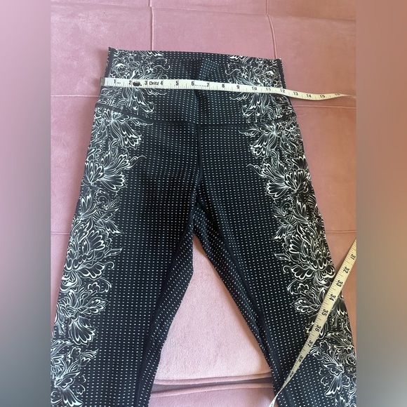 Lululemon black and white Floral print down side legs size 6 - Picture 7 of 8